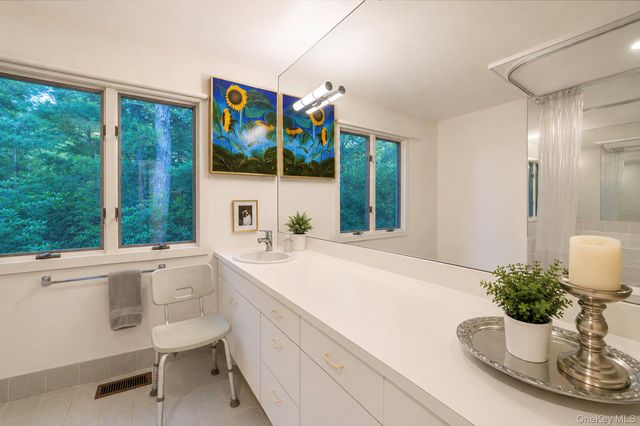16 Joshuas Path, East Hampton, NY 11937