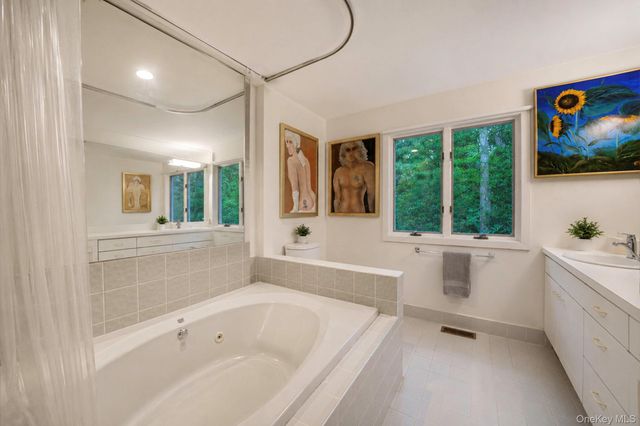 16 Joshuas Path, East Hampton, NY 11937