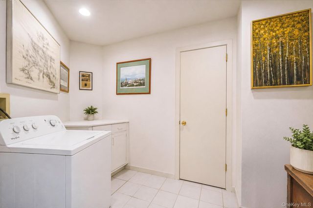 16 Joshuas Path, East Hampton, NY 11937