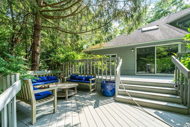 16 Joshuas Path, East Hampton, NY 11937