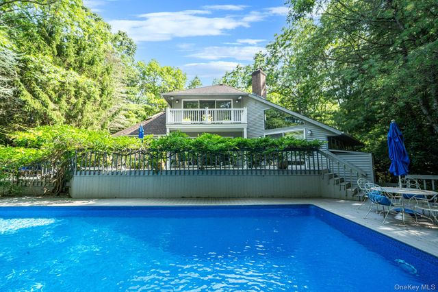 16 Joshuas Path, East Hampton, NY 11937