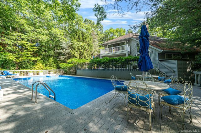 16 Joshuas Path, East Hampton, NY 11937