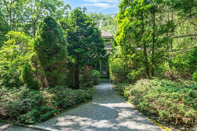 16 Joshuas Path, East Hampton, NY 11937