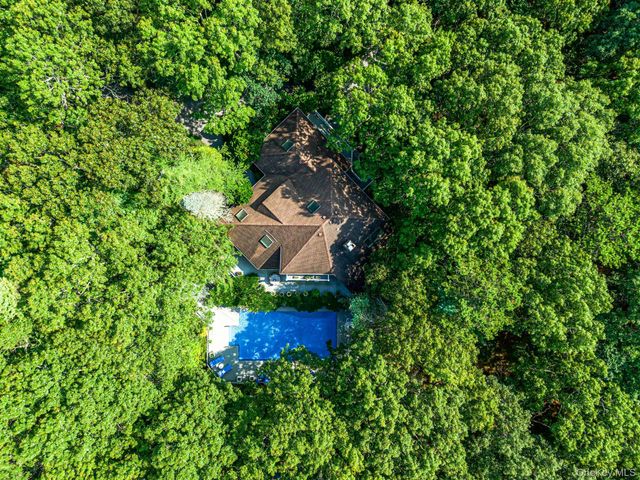 16 Joshuas Path, East Hampton, NY 11937