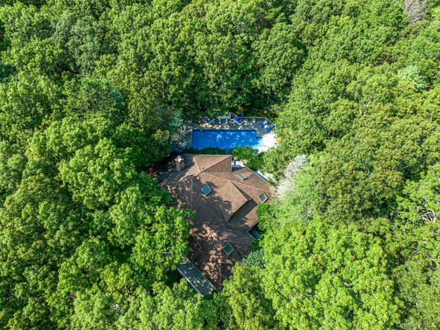 16 Joshuas Path, East Hampton, NY 11937