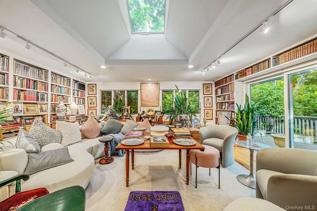 16 Joshuas Path, East Hampton, NY 11937