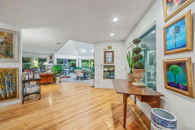 16 Joshuas Path, East Hampton, NY 11937