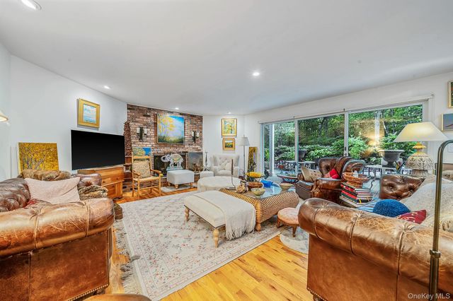 16 Joshuas Path, East Hampton, NY 11937