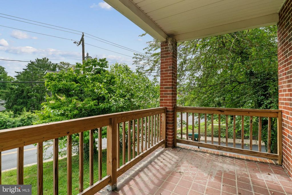 Image 3 of property listing at 3212 HAMILTON AVE, Baltimore, MD 21214