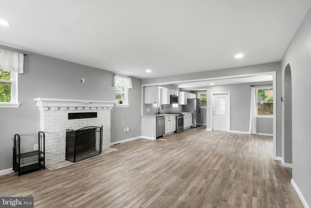 Image 5 of property listing at 3212 HAMILTON AVE, Baltimore, MD 21214