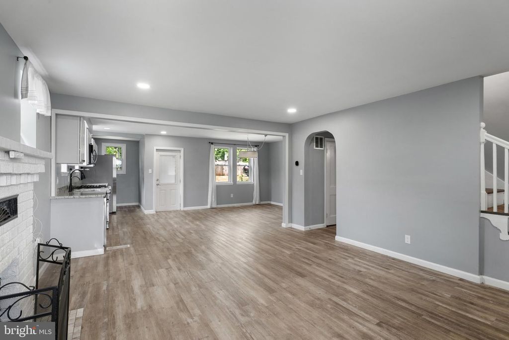 Image 6 of property listing at 3212 HAMILTON AVE, Baltimore, MD 21214