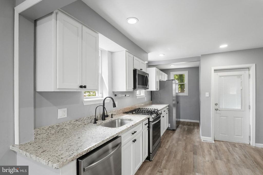 Image 8 of property listing at 3212 HAMILTON AVE, Baltimore, MD 21214