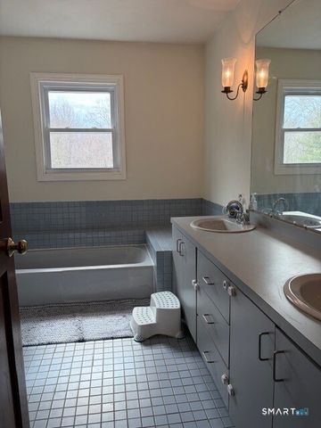 6 Cornfield Lane, Woodbridge, CT 06525