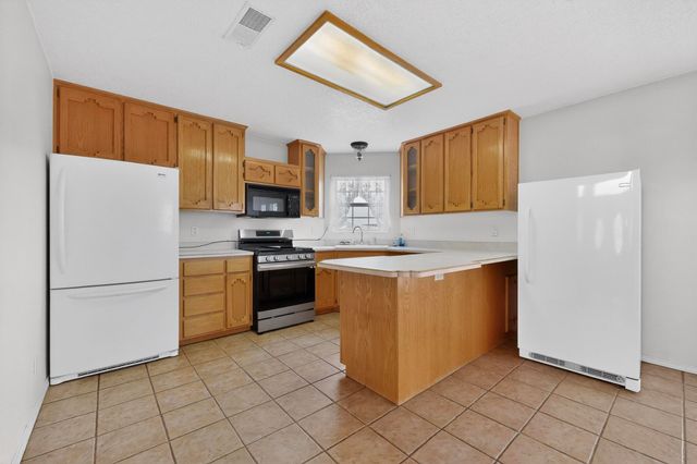 24 Della Road, Los Lunas, NM 87031