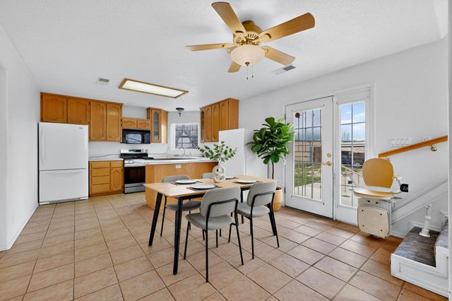 24 Della Road, Los Lunas, NM 87031