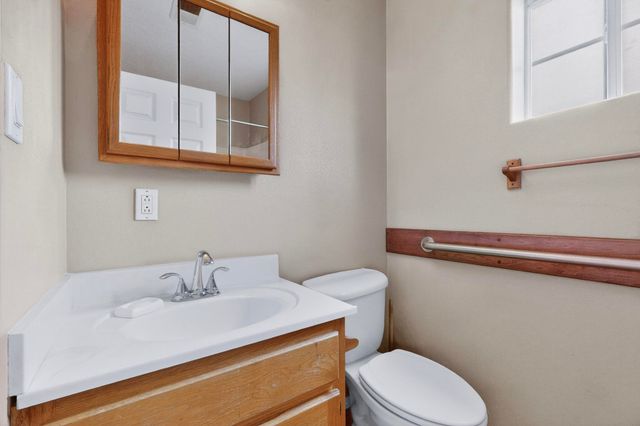 24 Della Road, Los Lunas, NM 87031