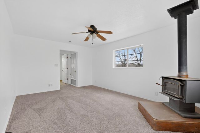 24 Della Road, Los Lunas, NM 87031