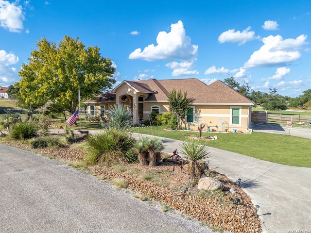 212 ANTLER CIR, Bandera, TX 78003