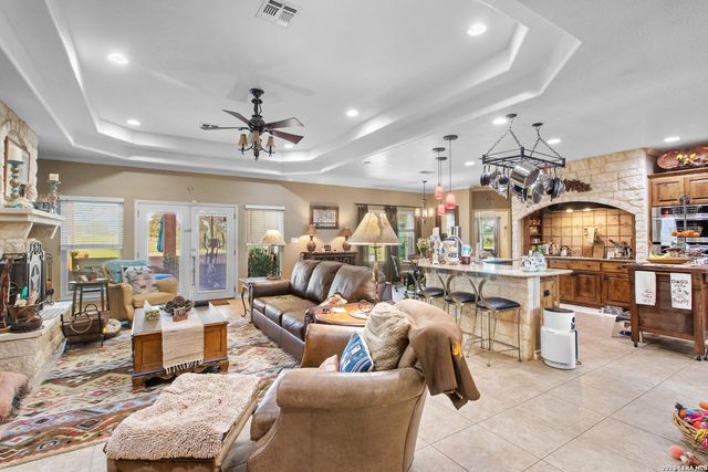 212 ANTLER CIR, Bandera, TX 78003