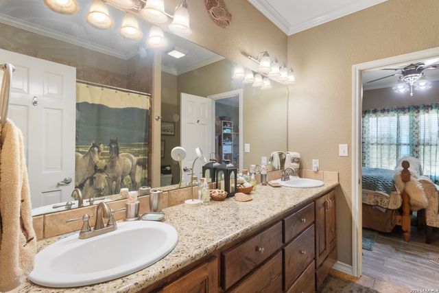 212 ANTLER CIR, Bandera, TX 78003