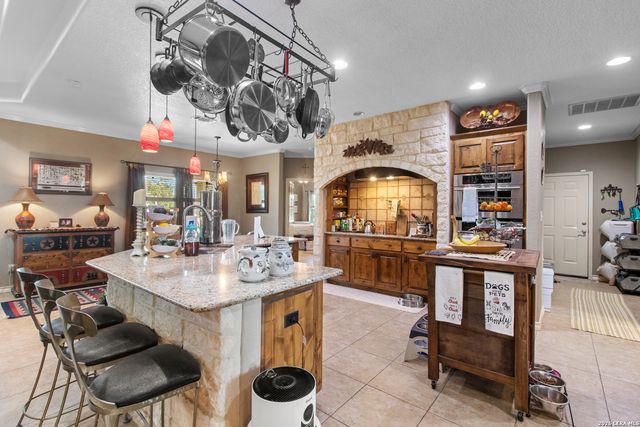 212 ANTLER CIR, Bandera, TX 78003