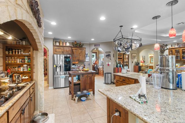 212 ANTLER CIR, Bandera, TX 78003