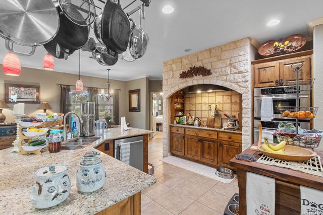 212 ANTLER CIR, Bandera, TX 78003