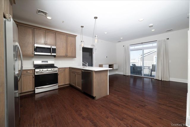 631 Marina Pointe Drive 631, East Rockaway, NY 11518