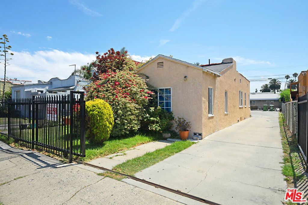 2664 S Redondo Boulevard, Los Angeles, CA 90016 — exterior