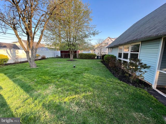 15 CATALPA LN, Levittown, PA 19055