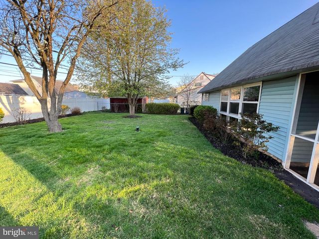 15 CATALPA LN, Levittown, PA 19055
