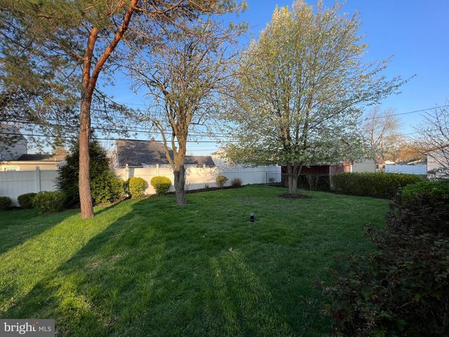 15 CATALPA LN, Levittown, PA 19055