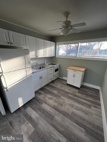 15 CATALPA LN, Levittown, PA 19055