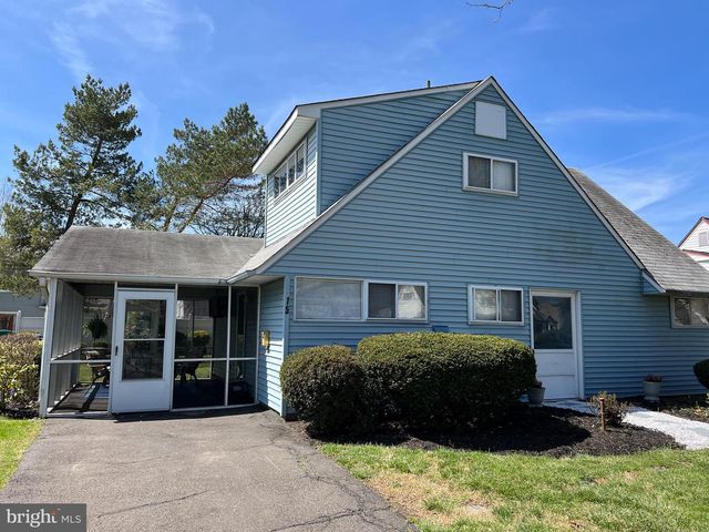 15 CATALPA LN, Levittown, PA 19055