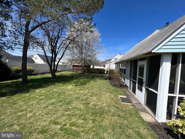 15 CATALPA LN, Levittown, PA 19055