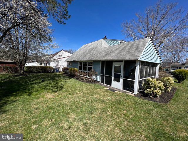 15 CATALPA LN, Levittown, PA 19055