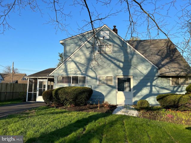 15 CATALPA LN, Levittown, PA 19055