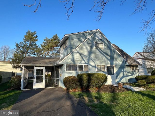 15 CATALPA LN, Levittown, PA 19055