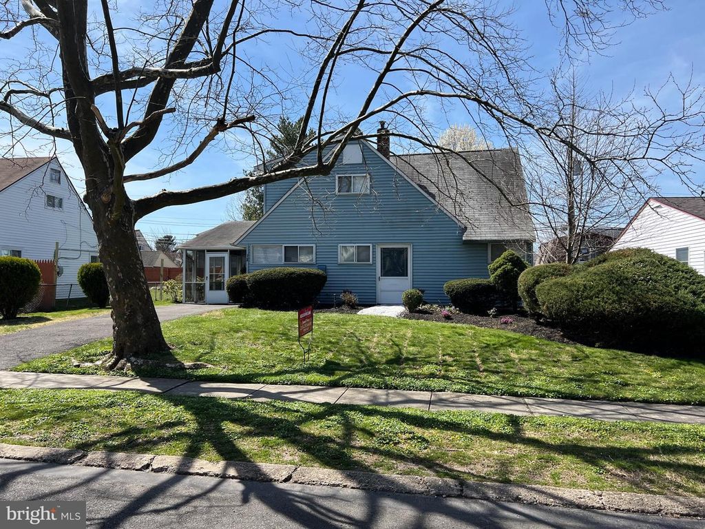 15 CATALPA LN, Levittown, PA 19055