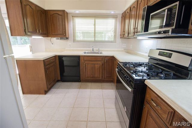 2379 Wesglen Estates Drive, Maryland Heights, MO 63043