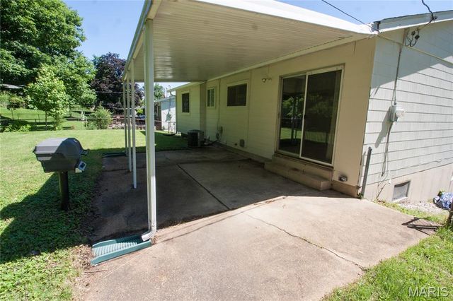2379 Wesglen Estates Drive, Maryland Heights, MO 63043