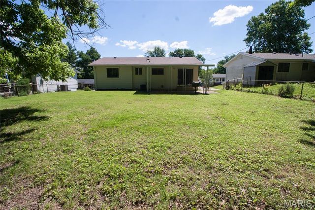 2379 Wesglen Estates Drive, Maryland Heights, MO 63043