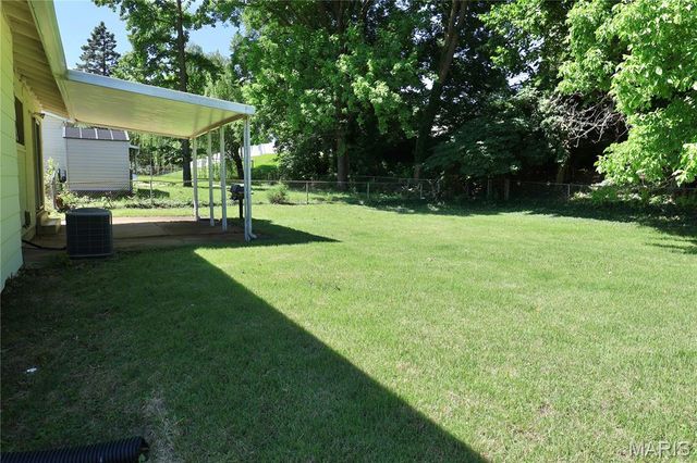 2379 Wesglen Estates Drive, Maryland Heights, MO 63043