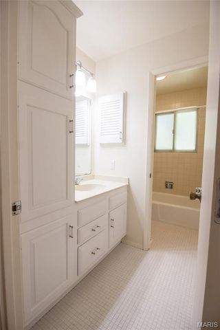 2379 Wesglen Estates Drive, Maryland Heights, MO 63043