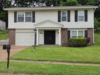 2379 Wesglen Estates Drive, Maryland Heights, MO 63043