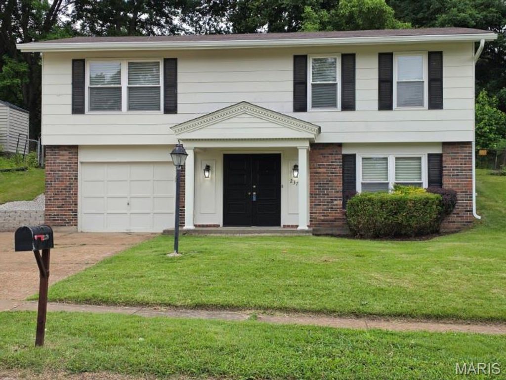 2379 Wesglen Estates Drive, Maryland Heights, MO 63043