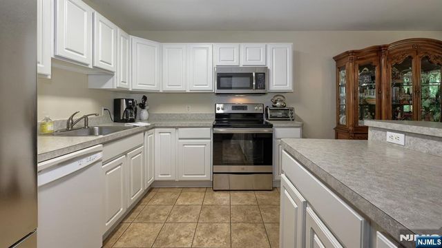 58 Parkside Court, Wayne, NJ 07470