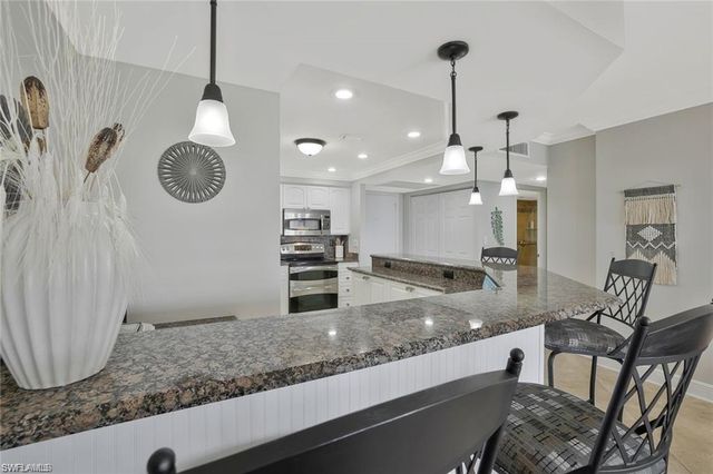 5 Bluebill AVE # 812, Naples, FL 34108