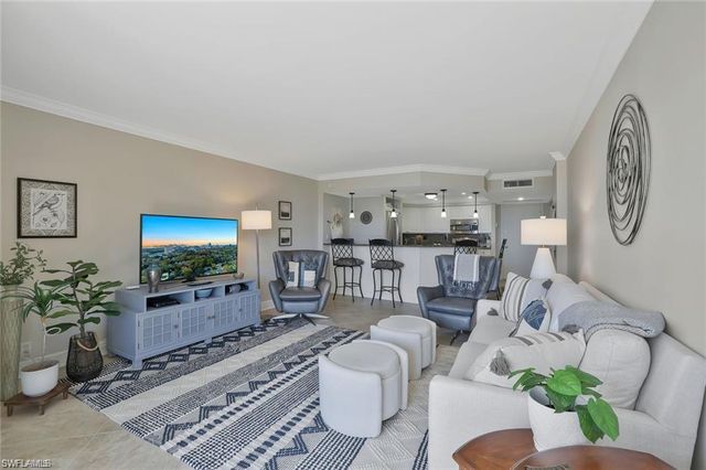 5 Bluebill AVE # 812, Naples, FL 34108