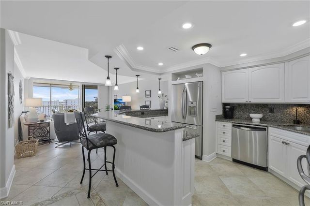 5 Bluebill AVE # 812, Naples, FL 34108